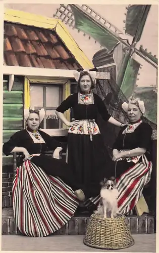 Volendammer Tracht aus den Niederlanden -802458