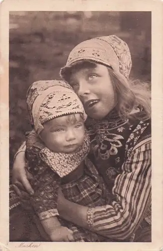 AK Marken, Zwee zusjes, Niederländisches Mädchen mit Kleinkind -802508