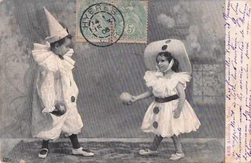 wei Kinder in klassischen Pierrot- oder Harlekin-Kostümen -802612