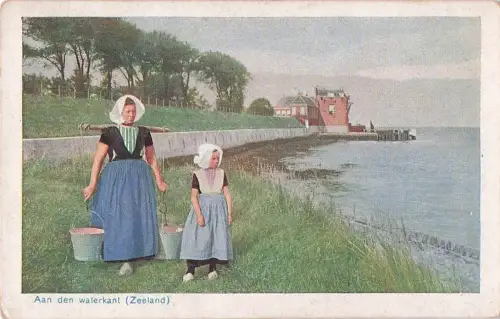 Ak Zeeland Niederlande, Mutter und Kind in Tracht am Ufer -802638
