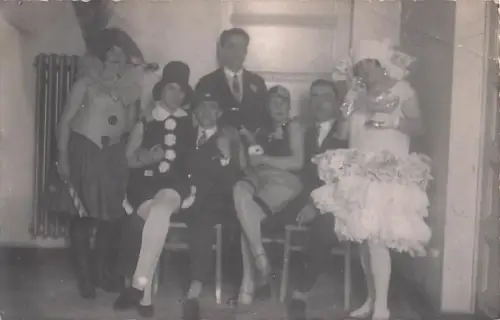 in den frühen 1930er Jahren im Rheinland zu Karneval verkleidet haben. -802730