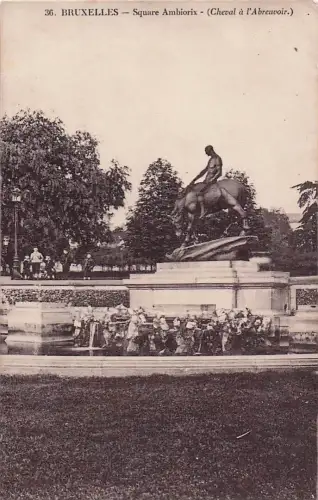 36. BRUXELLES - Square Ambiorix (Cheval a l'Abreuvoir.) -803776