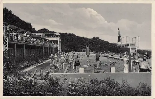 Ak Wiesbaden in Hessen, Opelbad, Badegäste, Sprungbrett, Sprungturm -803842