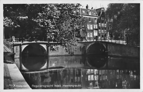 Amsterdam Reguliersgracht hoek Heerengracht. -804606