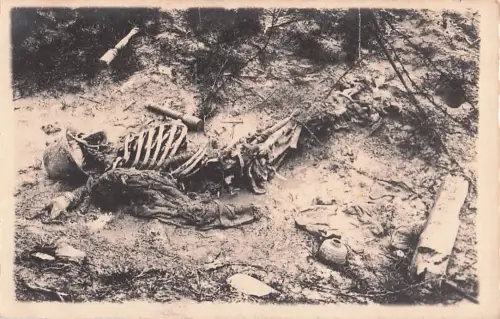Antike Fotopostkarte mit Militärleichen aus dem Ersten Weltkrieg -804938