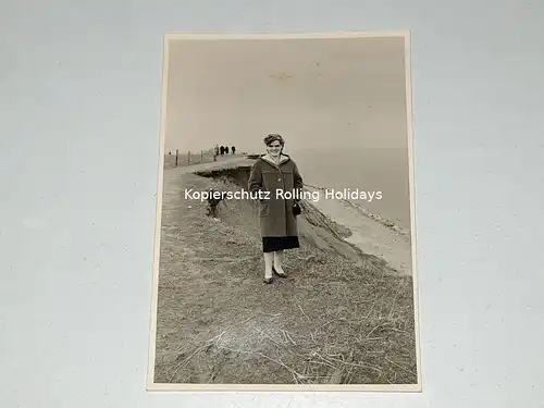 historisches Foto – Schleswig-Holstein – Ostern 1957 – Frau – Steilküste – Meer - Ostsee