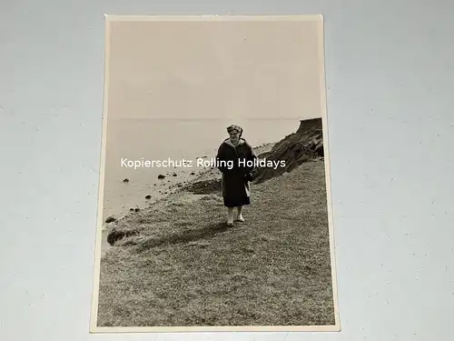 historisches Foto – Schleswig-Holstein – Ostern 1957 – Frau – Steilküste – Meer - Ostsee