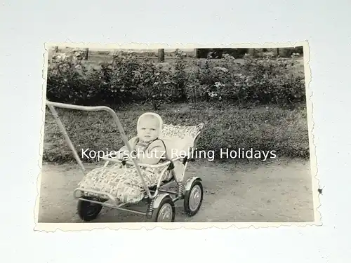 historisches Foto – 50er Jahre – Baby – Kinderwagen – Buggy – Garten 