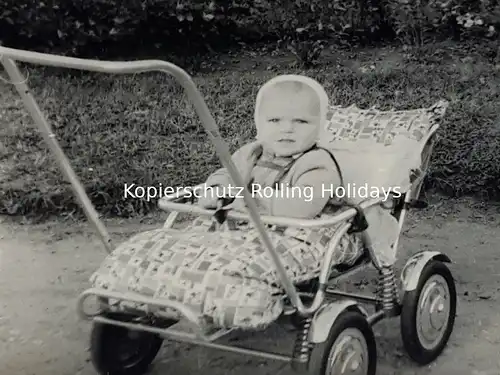historisches Foto – 50er Jahre – Baby – Kinderwagen – Buggy – Garten 