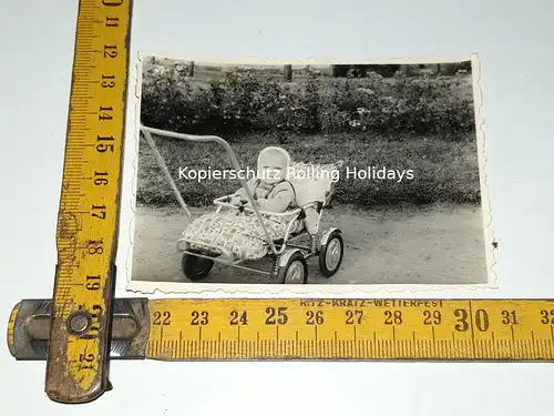 historisches Foto – 50er Jahre – Baby – Kinderwagen – Buggy – Garten 