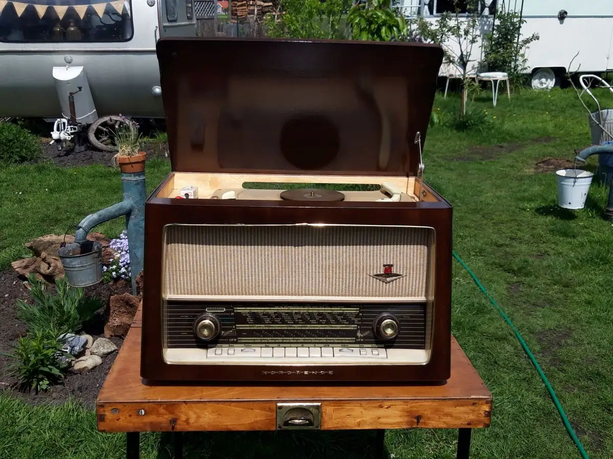 Nordmende Phonosuper-Stereo T.N. E700 mit PE-Plattenspieler - Röhrenradio 0