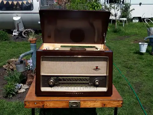 Nordmende Phonosuper-Stereo T.N. E700 mit PE-Plattenspieler - Röhrenradio