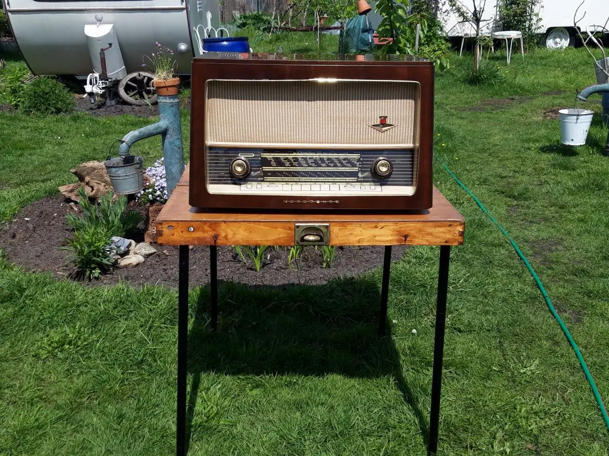 Nordmende Phonosuper-Stereo T.N. E700 mit PE-Plattenspieler - Röhrenradio 1
