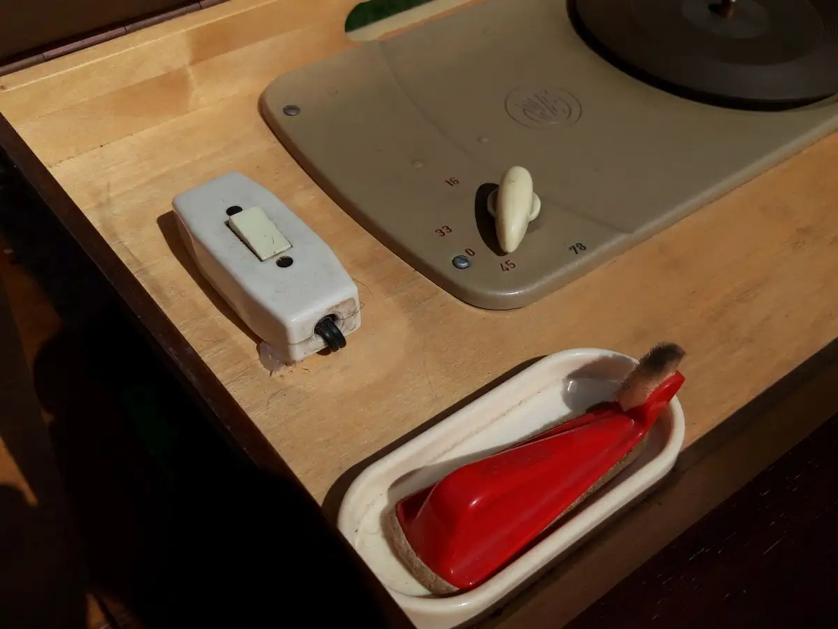 Nordmende Phonosuper-Stereo T.N. E700 mit PE-Plattenspieler - Röhrenradio 12