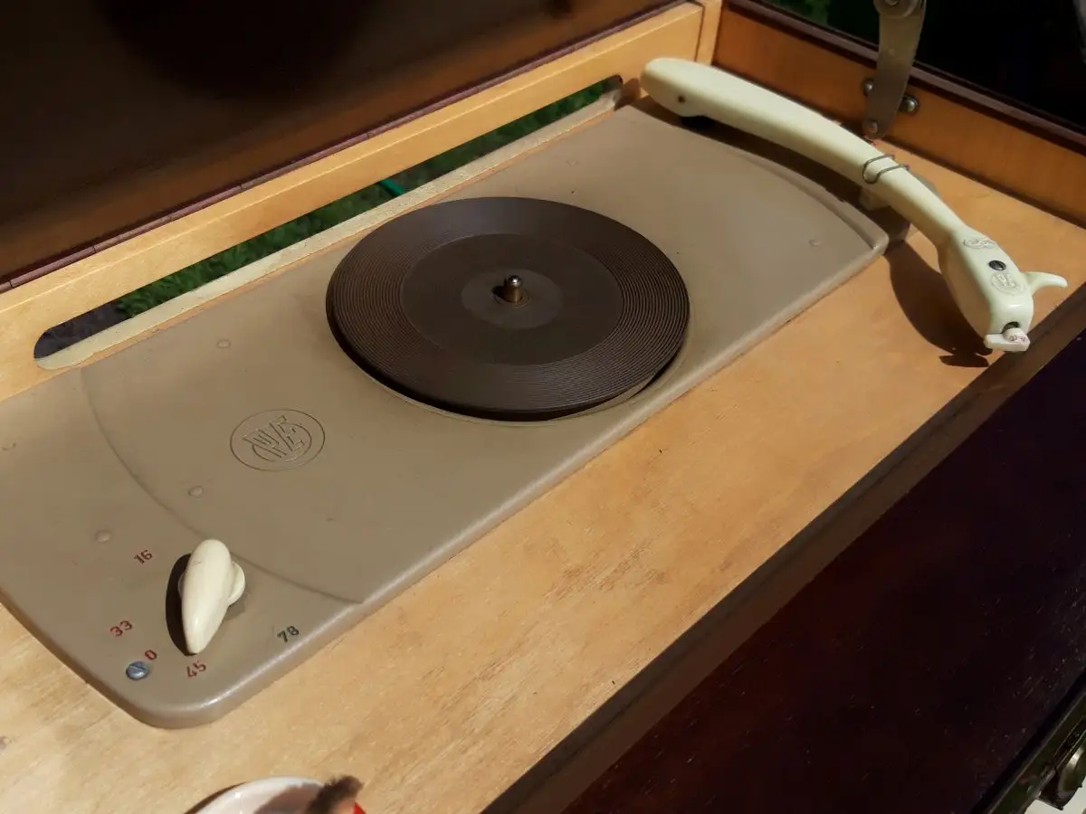 Nordmende Phonosuper-Stereo T.N. E700 mit PE-Plattenspieler - Röhrenradio 13