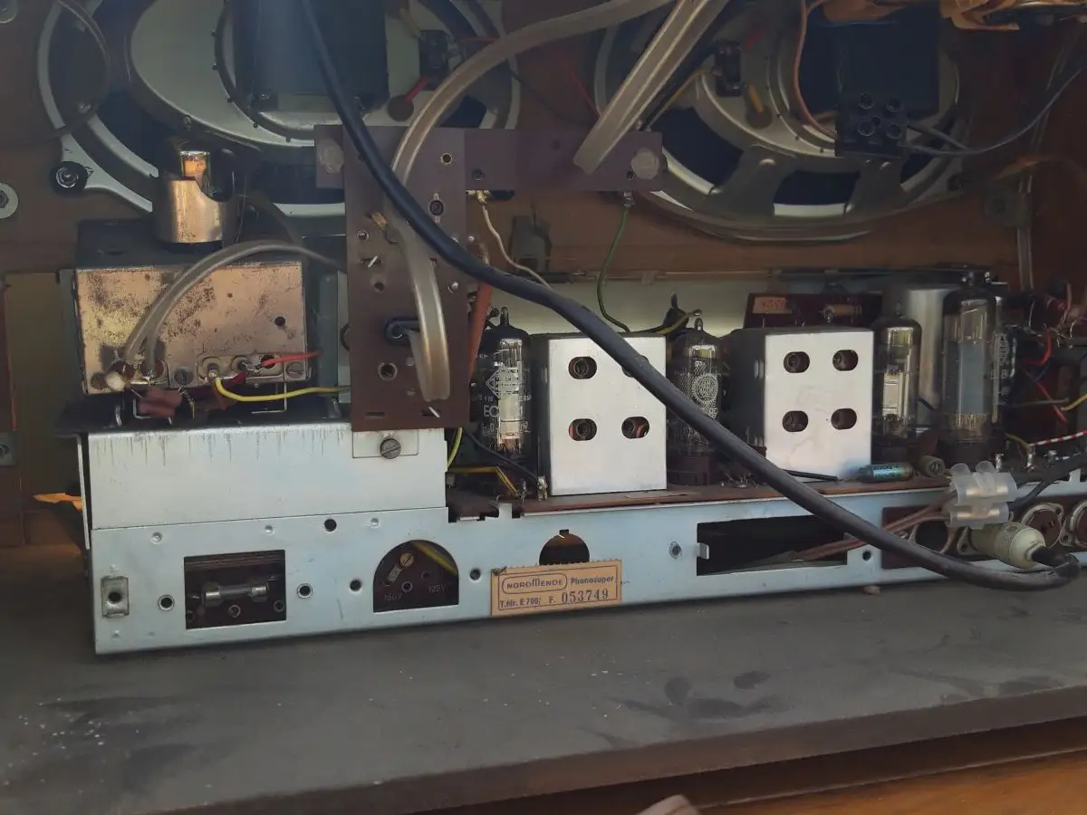 Nordmende Phonosuper-Stereo T.N. E700 mit PE-Plattenspieler - Röhrenradio 15