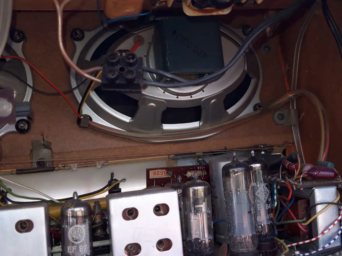 Nordmende Phonosuper-Stereo T.N. E700 mit PE-Plattenspieler - Röhrenradio 17
