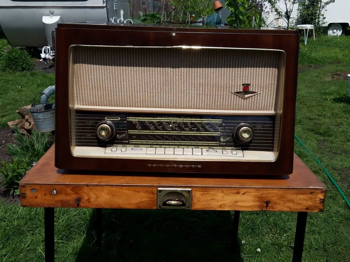Nordmende Phonosuper-Stereo T.N. E700 mit PE-Plattenspieler - Röhrenradio 2