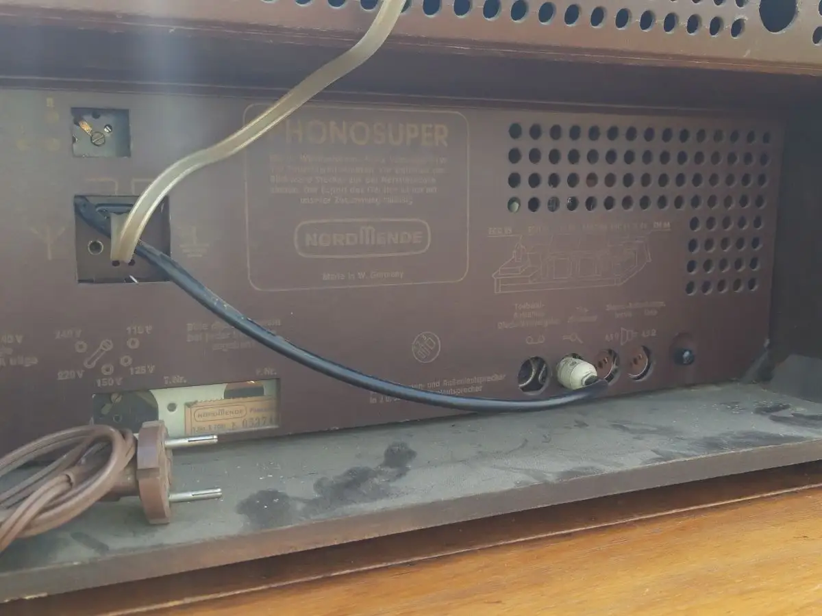 Nordmende Phonosuper-Stereo T.N. E700 mit PE-Plattenspieler - Röhrenradio 20