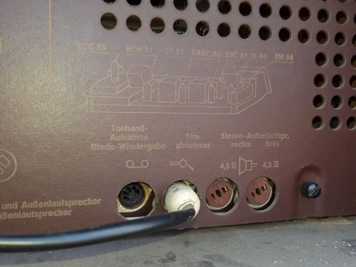 Nordmende Phonosuper-Stereo T.N. E700 mit PE-Plattenspieler - Röhrenradio 21