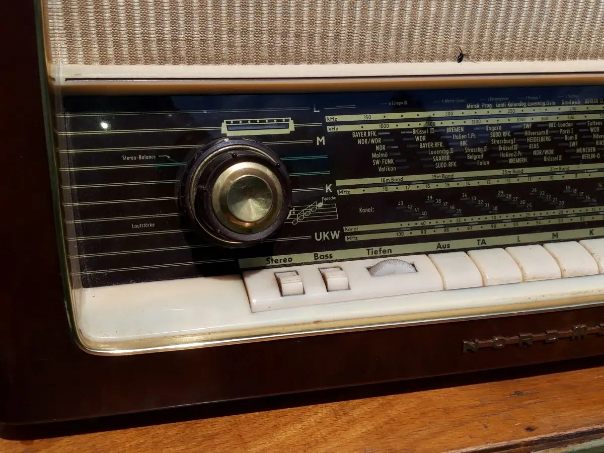 Nordmende Phonosuper-Stereo T.N. E700 mit PE-Plattenspieler - Röhrenradio 7