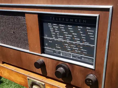 Nr. 21 Telefunken 813 W - Baujahr 1938/39 - Röhrenradio - ungeprüft, da noch original Stecker