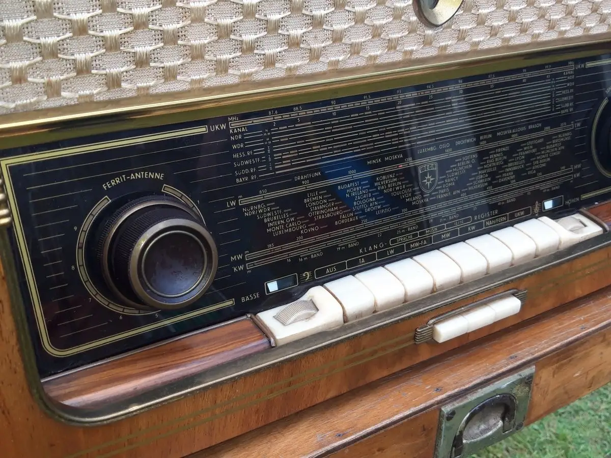 Nr. 38 Wega Radio Stuttgart Typ Wega 301/501 – Baujahr 1956/57  - Röhrenradio   13