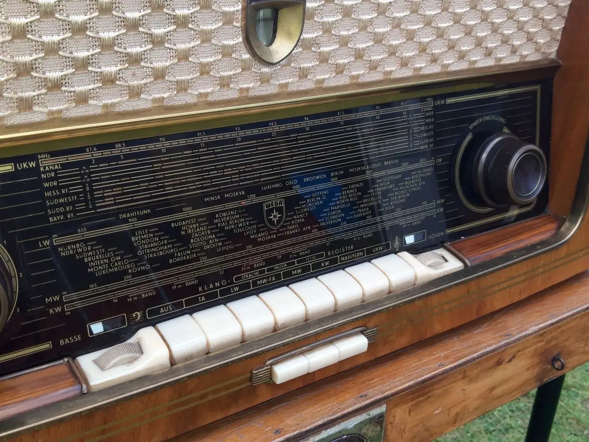 Nr. 38 Wega Radio Stuttgart Typ Wega 301/501 – Baujahr 1956/57  - Röhrenradio   14