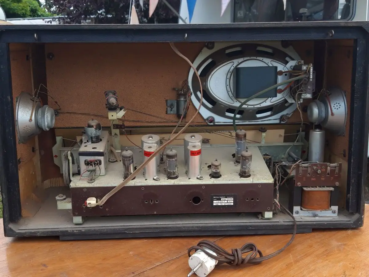 Nr. 38 Wega Radio Stuttgart Typ Wega 301/501 – Baujahr 1956/57  - Röhrenradio   16