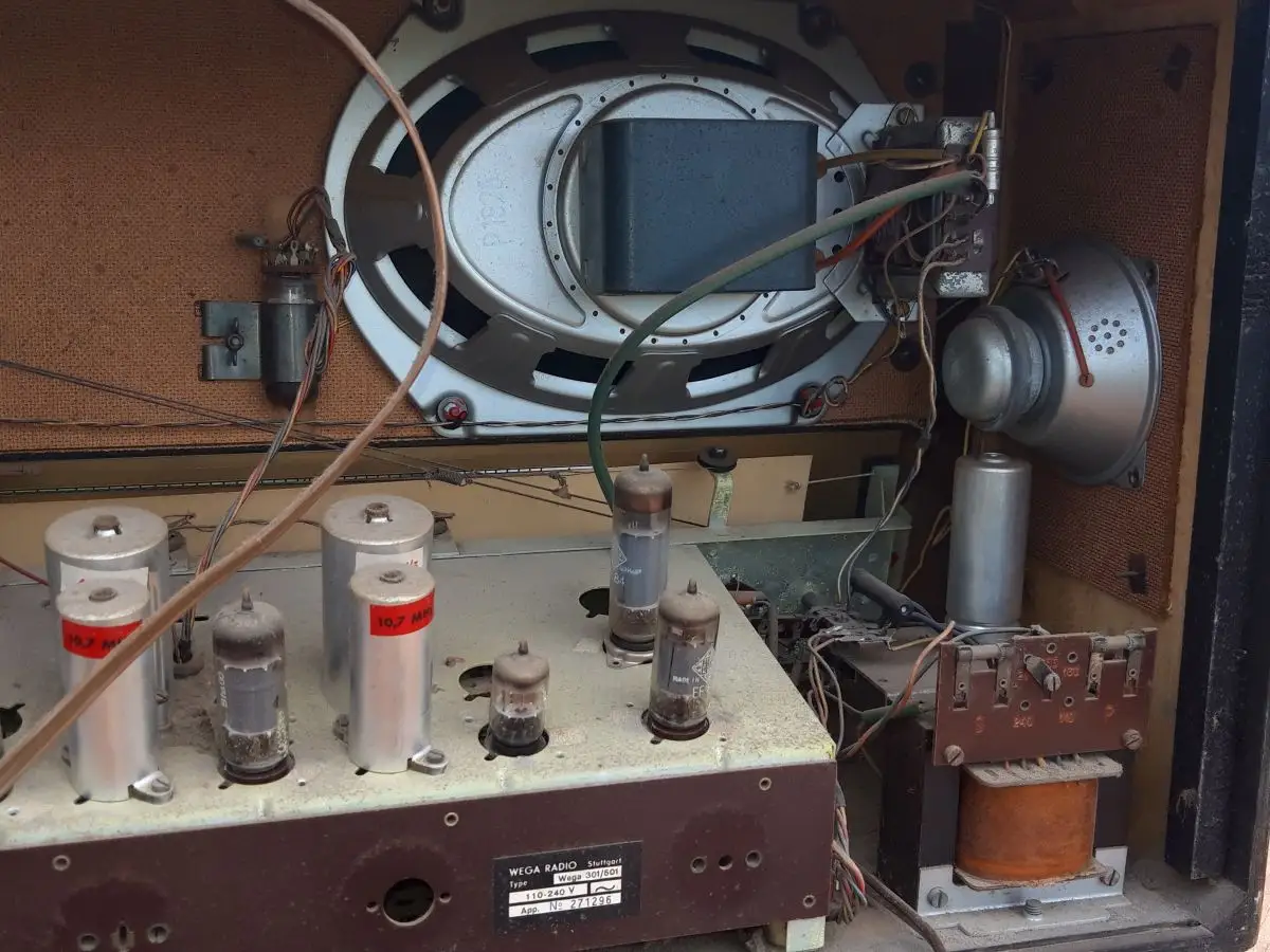 Nr. 38 Wega Radio Stuttgart Typ Wega 301/501 – Baujahr 1956/57  - Röhrenradio   17