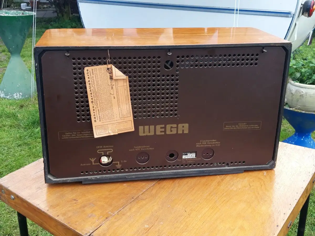 Nr. 38 Wega Radio Stuttgart Typ Wega 301/501 – Baujahr 1956/57  - Röhrenradio   23