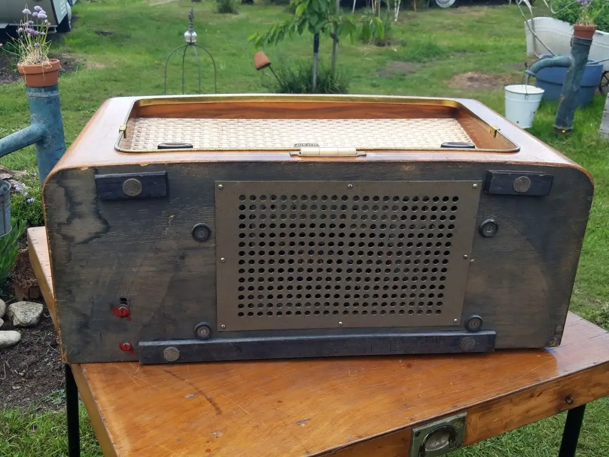 Nr. 38 Wega Radio Stuttgart Typ Wega 301/501 – Baujahr 1956/57  - Röhrenradio   25