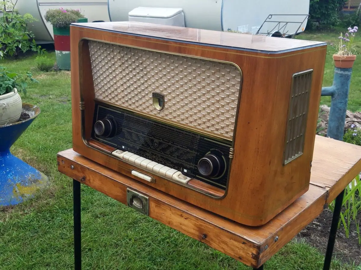 Nr. 38 Wega Radio Stuttgart Typ Wega 301/501 – Baujahr 1956/57  - Röhrenradio   3