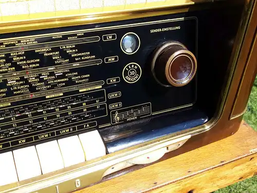 Nr. 40 Grundig 3055/56  – Baujahr 1956 - Röhrenradio  