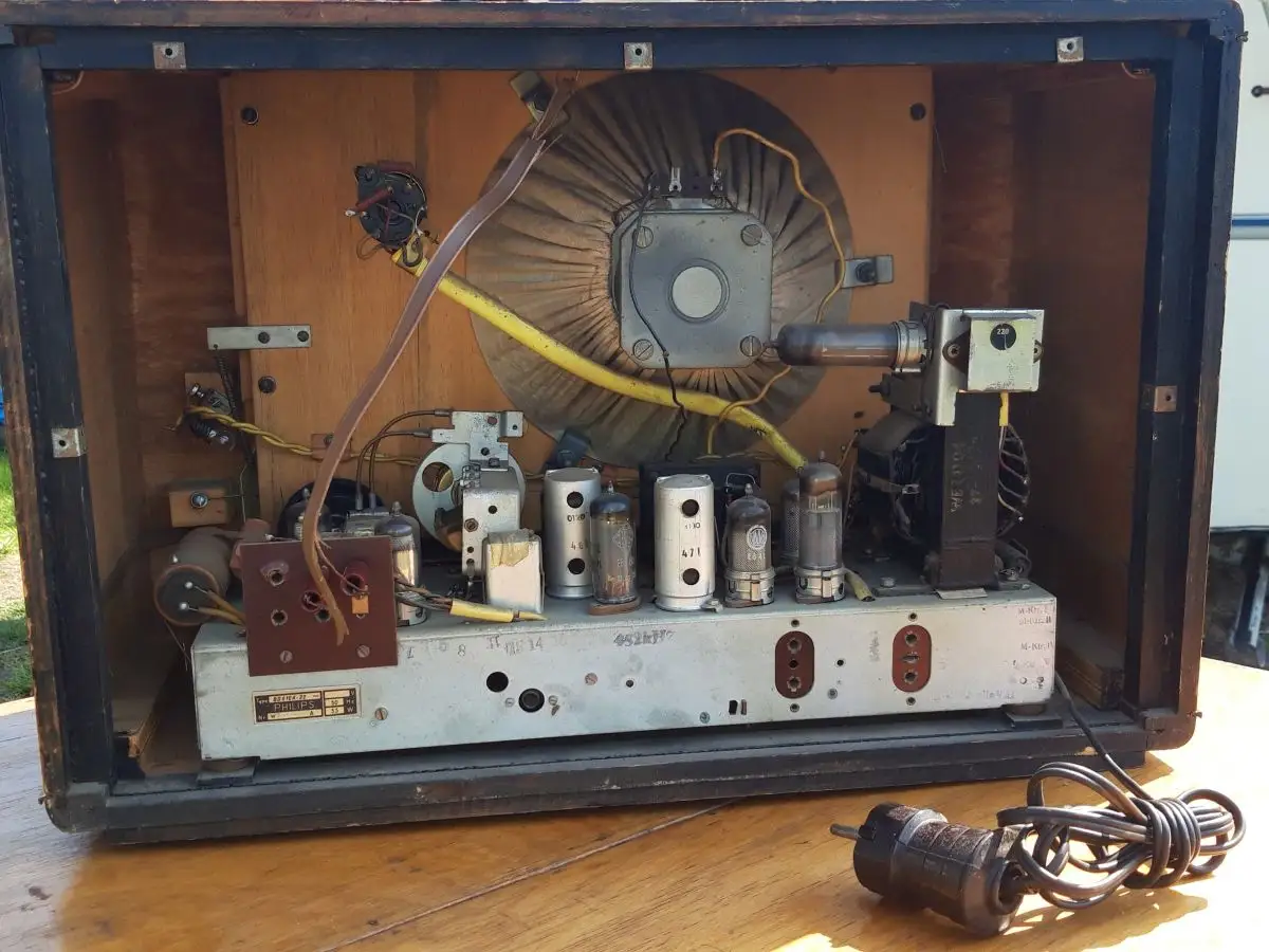 Nr. 44 Philips Saturn 51 BD612A-22 – Baujahr 1951/52 - Röhrenradio   12