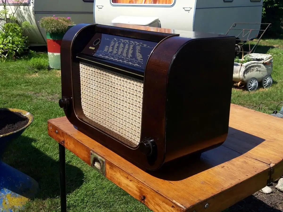Nr. 52 Wega Radio Stuttgart – Typ 467W1 Diana – Baujahr 1951/52  - Röhrenradio   3