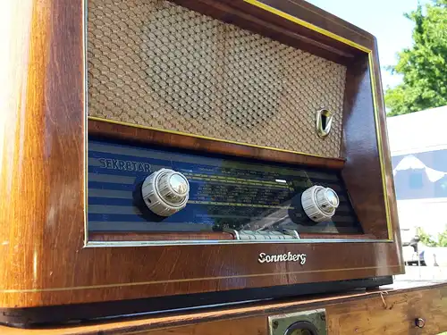 Nr. 69 VEB Stern-Radio RFT Sonnebrg Sekretär Suüer 687/57WU – Baujahr 1957-59  - Röhrenradio  
