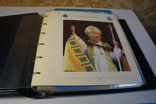 Papst Benedikt über 50 Blocks + KB postfrisch in Album (26981)