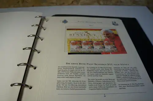 Papst Benedikt über 50 Blocks + KB postfrisch in Album (26981)