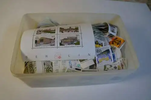 Berlin Kiste mit Marken, viel postfrisch (27094)