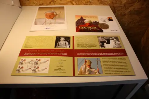 Papst Benedikt 2 Numisbriefe + 1 Folder (33323)