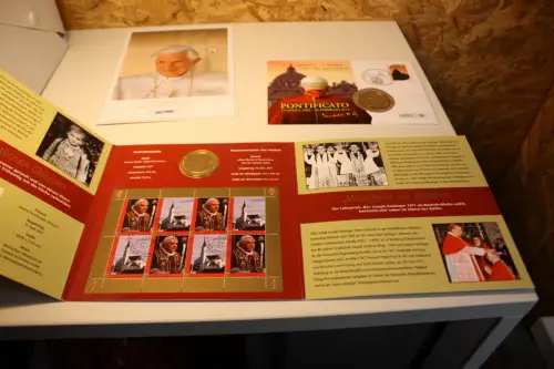 Papst Benedikt 2 Numisbriefe + 1 Folder (33323)