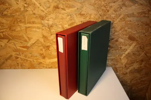 2 Lindner Alben grün + rot mit 60 1er Hüllen (33567)