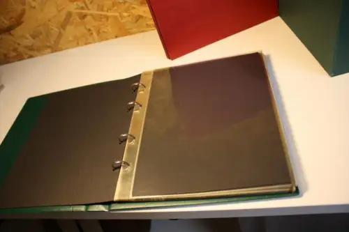 2 Lindner Alben grün + rot mit 60 1er Hüllen (33567)