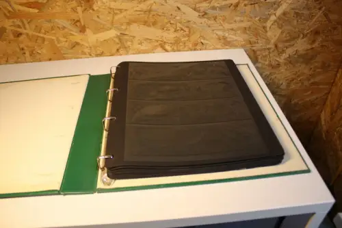 Mauritius Binder mit 15 schwarzen Blättern 4 Streifen (33627)