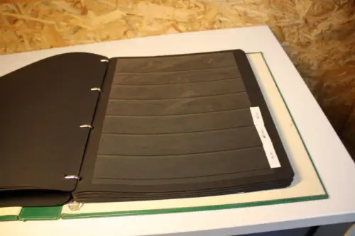 Mauritius Binder mit 15 schwarzen Blättern 4 Streifen (33627)