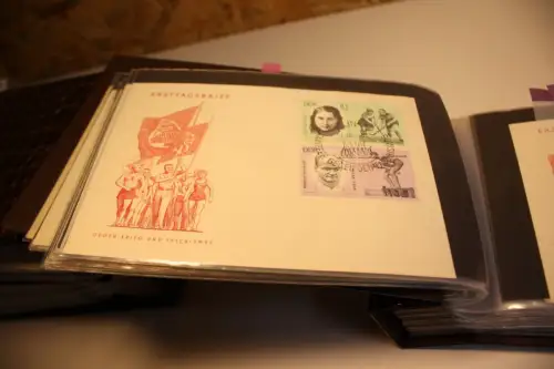 DDR Posten mit meist FDC in 3 Alben 60er Jahre (33665)
