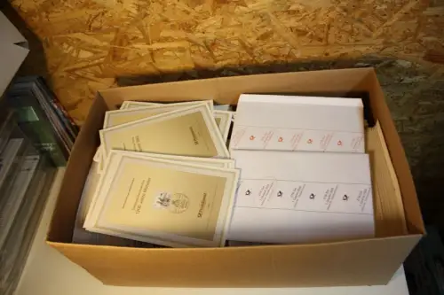 Karton mit Ersttagsblättern Bund inkl. 2 Alben + 5 Alben leer (mit Hüllen) (33895)