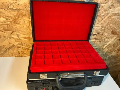 2 Münzkoffer mit Einlageblättern (33973)