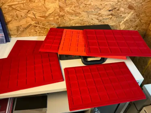 2 Münzkoffer mit Einlageblättern (33973)